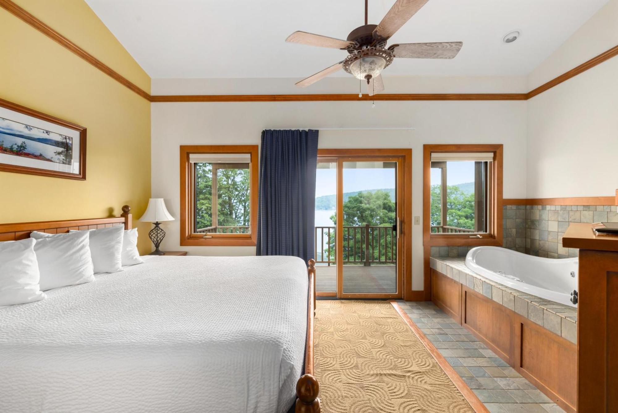 Sun Castle Resort Lake George Exterior photo
